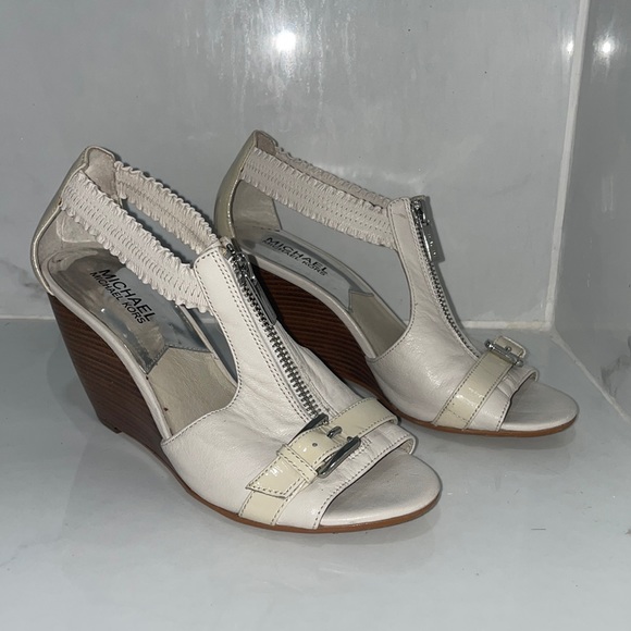 Micheal Kors Cream Leather Wedges - Picture 3 of 9